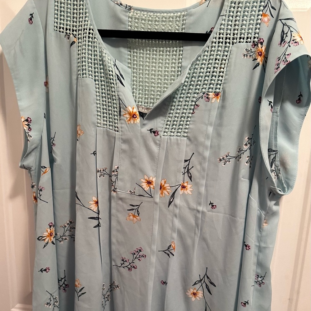 Women’s cap sleeve blouse size 3x
